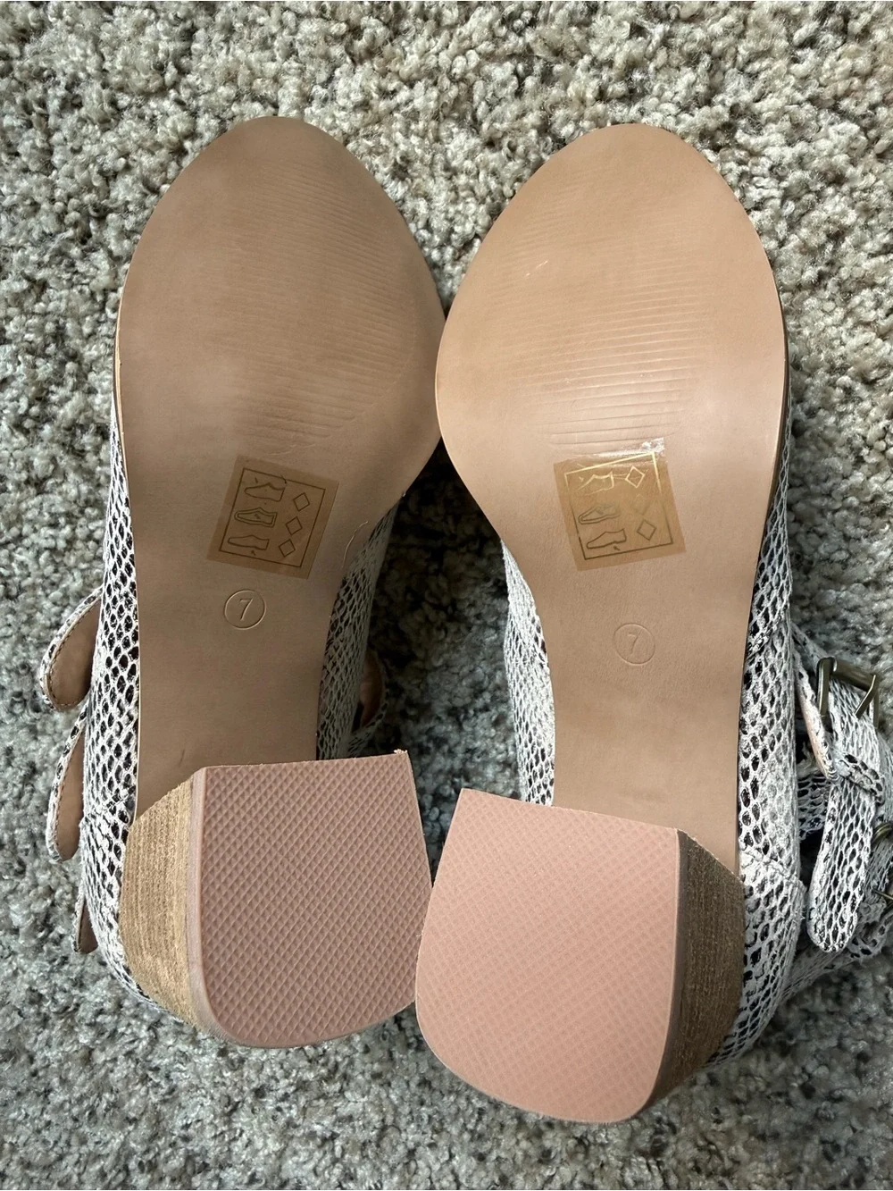 BEAST FASHION Snake-Print Strappy Block Heel – Neutral Gray Beige